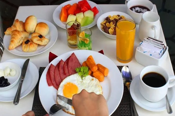 Cara Menghemat Biaya Sarapan di Hotel: Tips Praktis & Hemat