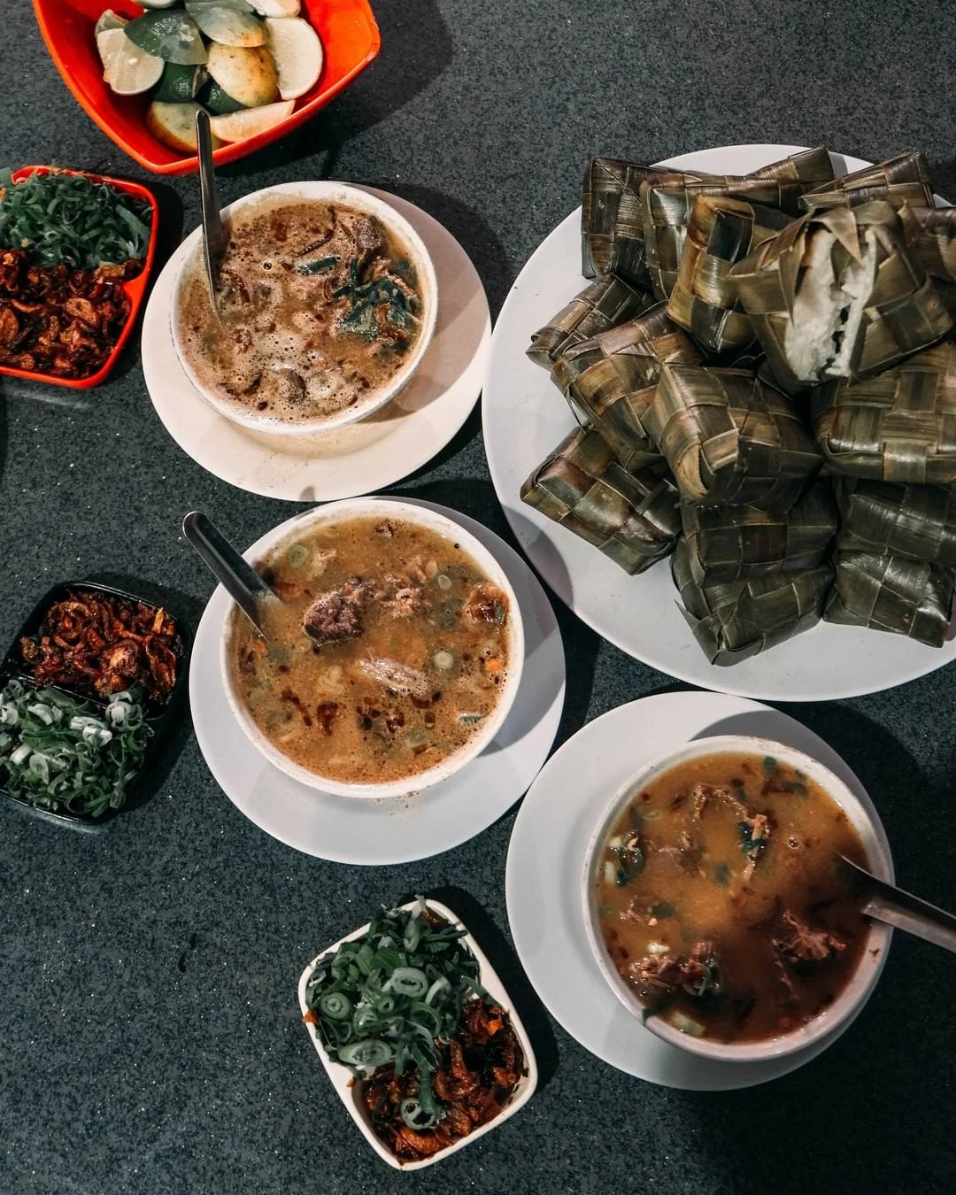 Eksplorasi Kuliner Halal di Makassar: Rasa, Tradisi, & Tips Hemat