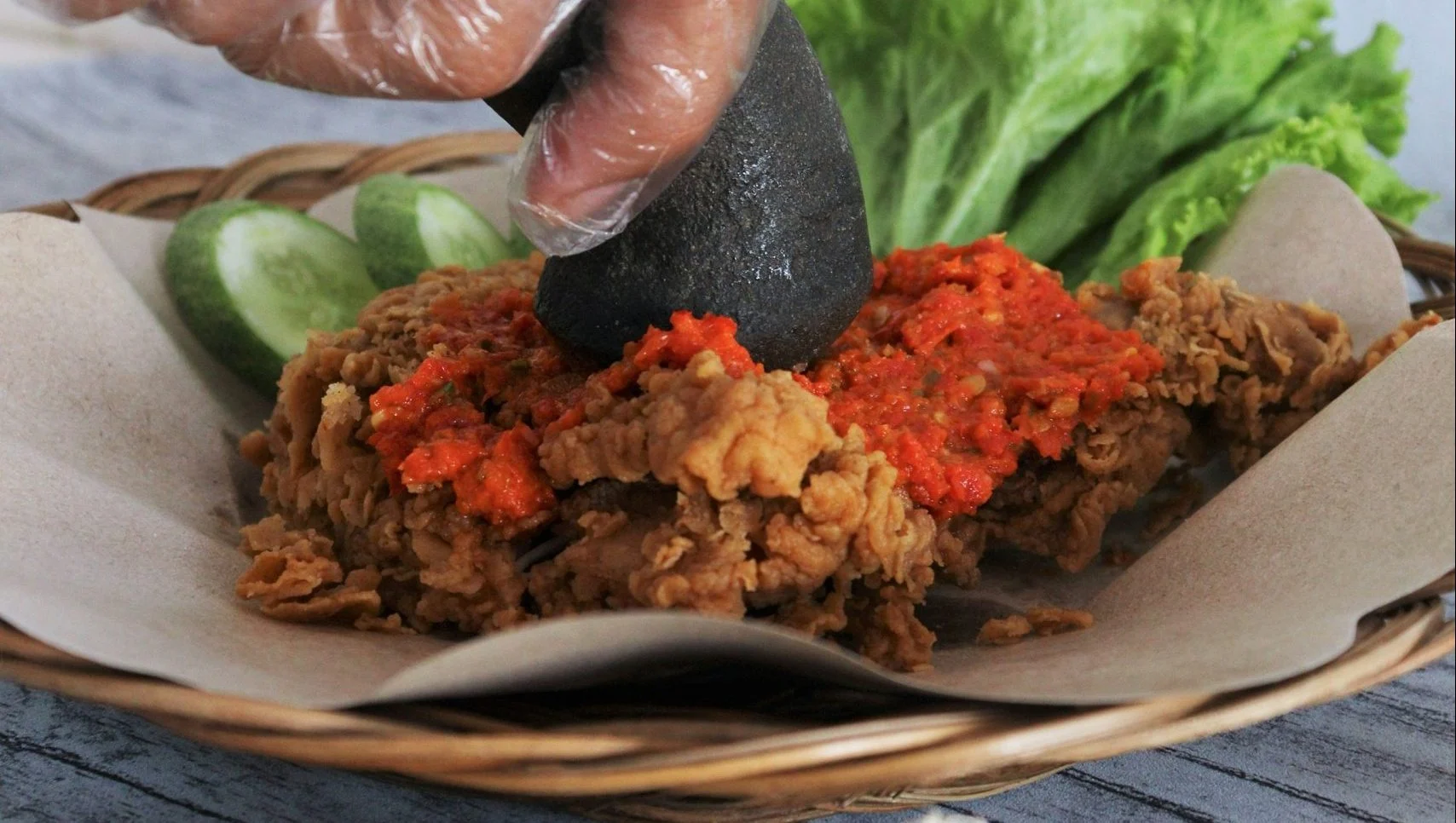 Rekomendasi Ayam Geprek di Surabaya: Panduan Lengkap untuk Pecinta Pedas