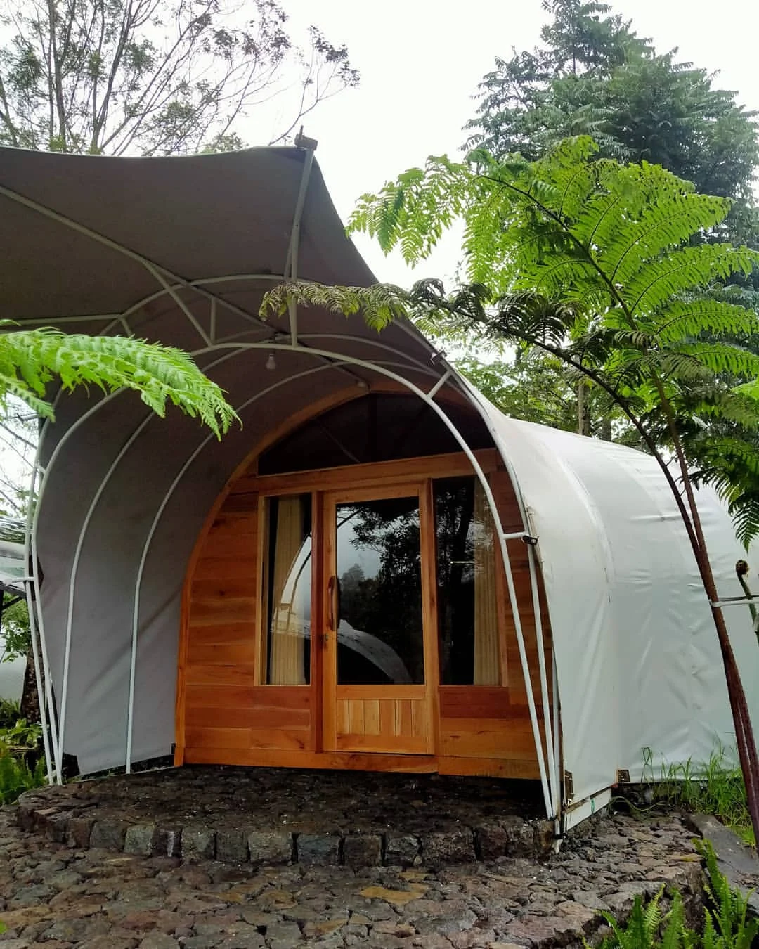 Rekomendasi Tempat Nginap Glamping di Jawa Barat yang Wajib Dicoba