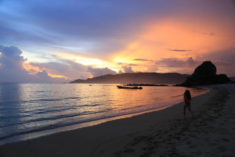 Spot Foto Sunset di Pantai Kuta Lombok – Panduan Lengkap untuk Fotografer